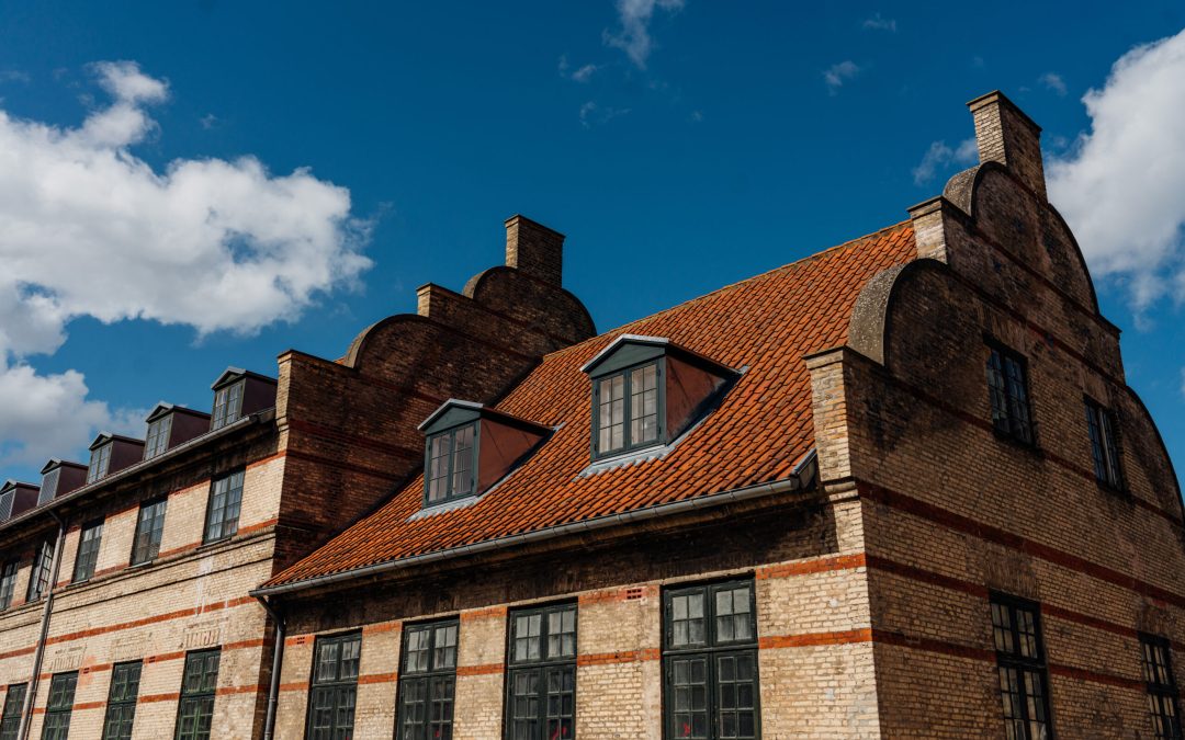 Unikke vinduer og døre til historisk hospitalsbygning i Risskov
