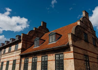 Unikke vinduer og døre til historisk hospitalsbygning i Risskov
