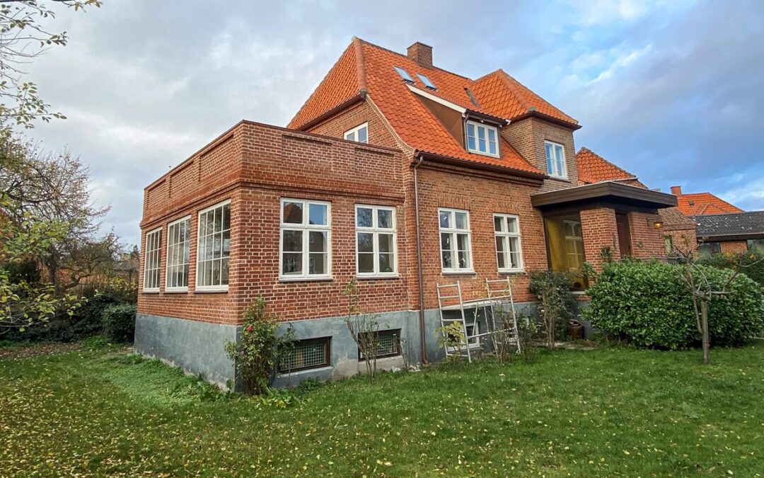 60’er-tilbygning på murermestervilla blev matchet med den originale stil og løftede straks villaens værdi